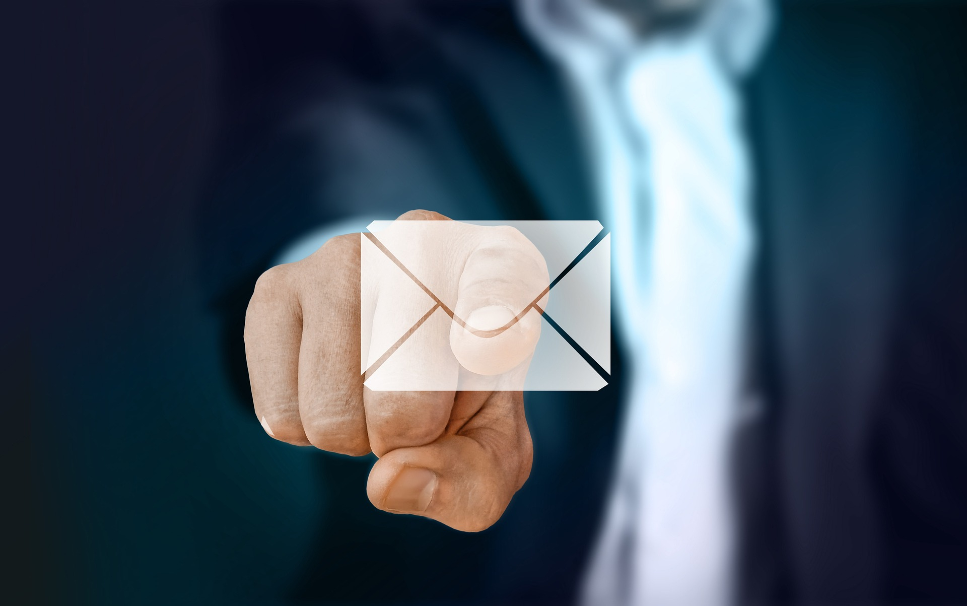 Finger, der schwebendes E-Mail-Symbol antippt