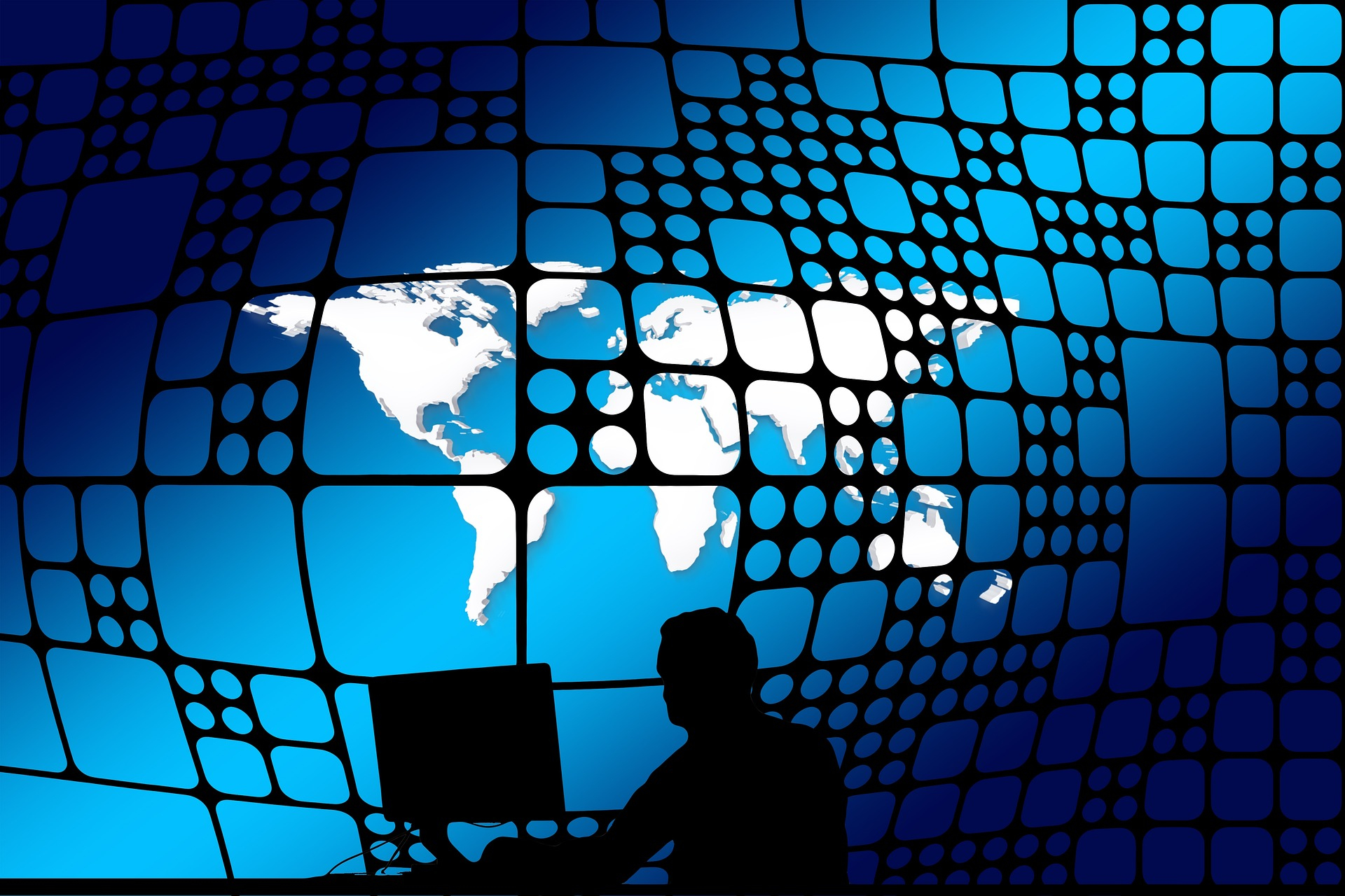 Person an PC als Schattenriss vor Weltkugel-Hintergrund